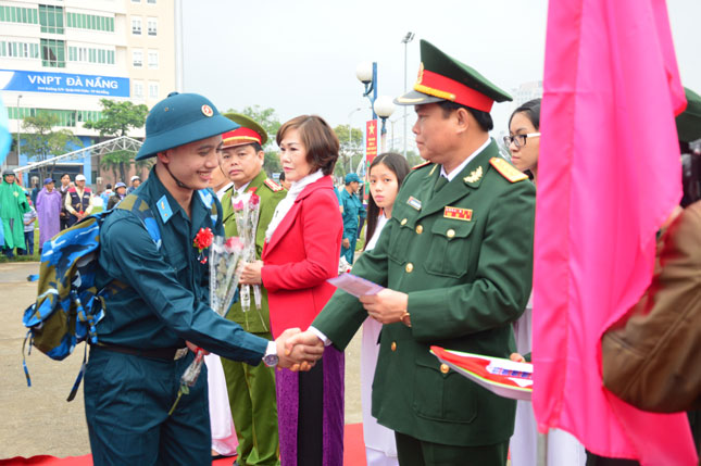 Thanh niên phường Bình Thuận (quận Hải Châu) lên đường nhập ngũ.