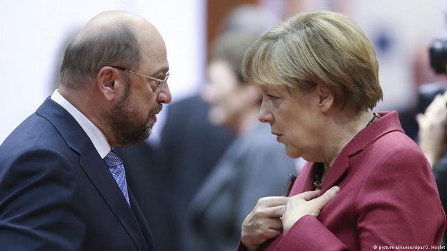 Chủ tịch SPD Martin Schulz (trái) thay đổi quyết định, trở lại hợp tác với Thủ tướng Angele Merkel.  Ảnh: dw.com