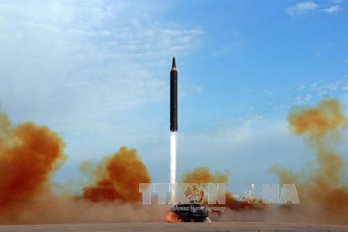 Một vụ phóng thử tên lửa đạn đạo tầm trung Hwasong-12 tại Triều Tiên. Ảnh: AFP/TTXVN