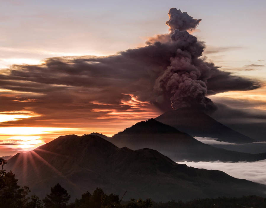 Núi lửa Agung thức giấc nhả khói bụi dày đặc lên không trung. Ảnh: Reuters