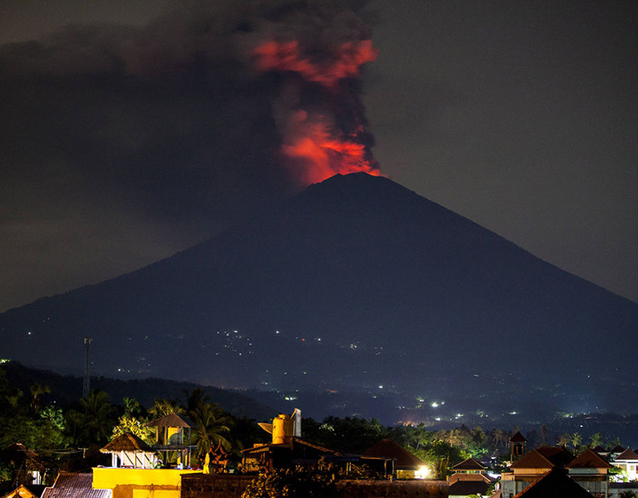 Dòng nham thạch trong lòng núi lửa rực sáng về đêm. Ảnh: Getty Image