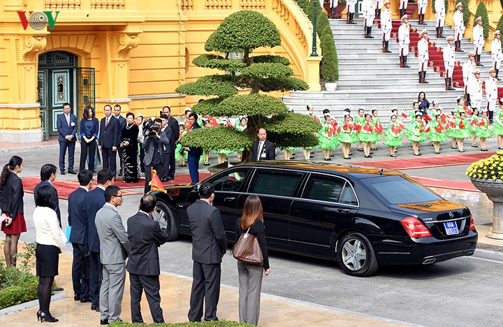 Khoảng 10h15' sáng nay, xe chở Tổng thống Ba Lan và Phu nhân đã tới Phủ Chủ tịch.