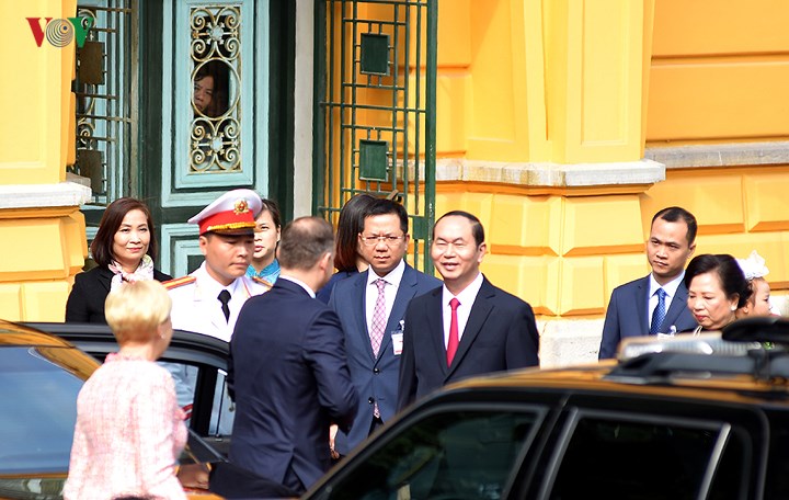 Chủ tịch nước Trần Đại Quang và Phu nhân ra tận cửa xe đón Tổng thống Ba Lan và Phu nhân.