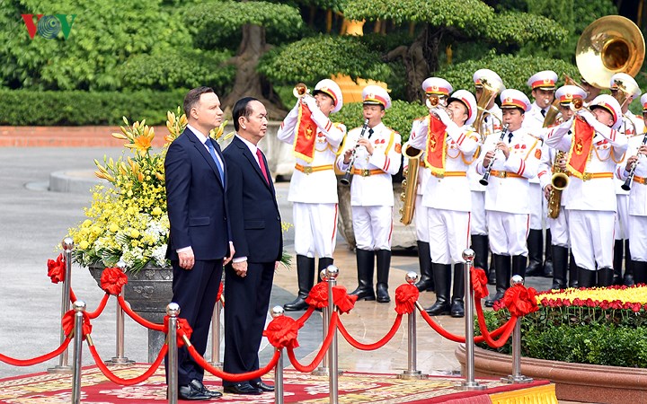   Chủ tịch nước Trần Đại Quang mời Tổng thống Ba Lan Duda bước lên bục danh dự, quân nhạc cử Quốc thiều hai nước.