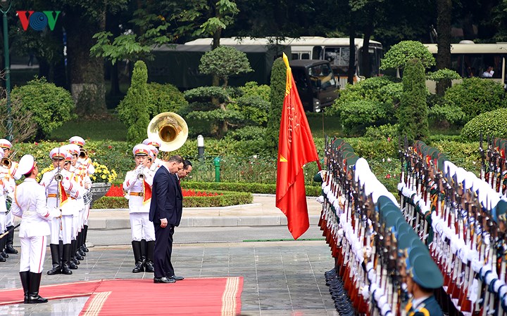 Chủ tịch nước Trần Đại Quang và Tổng thống Duda chào Quân kỳ Quân đội Nhân dân Việt Nam.