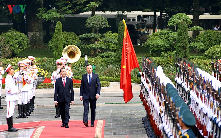 Chủ tịch nước Trần Đại Quang và Tổng thống Duda duyệt đội danh dự Quân đội Nhân dân Việt Nam.