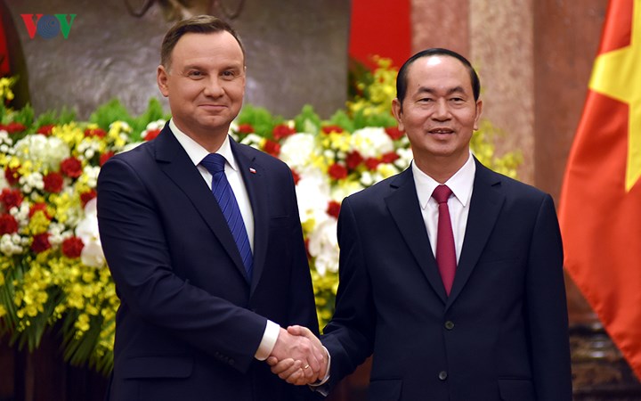 Chủ tịch nước Trần Đại Quang nhiệt liệt chào mừng Tổng thống Duda và Phu nhân cùng đoàn cấp cao Ba Lan thăm cấp Nhà nước tới Việt Nam.