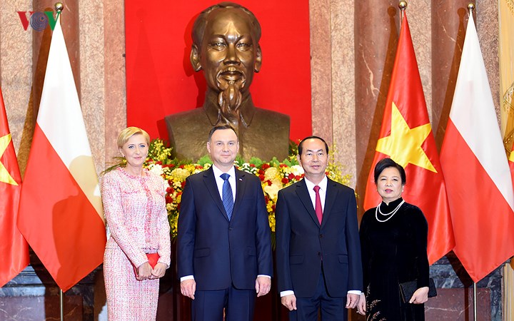 Chủ tịch nước Trần Đại Quang và Phu nhân chụp ảnh lưu niệm cùng Tổng thống Ba Lan và Phu nhân.
