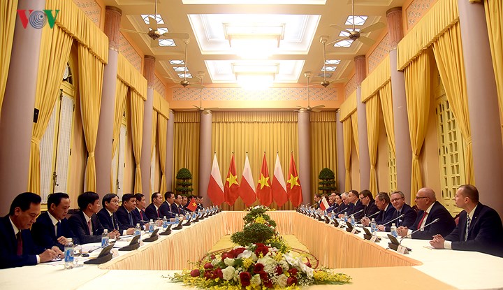   Ngay sau lễ đón, Chủ tịch nước Trần Đại Quang và Tổng thống Duda đã tiến hành hội đàm.