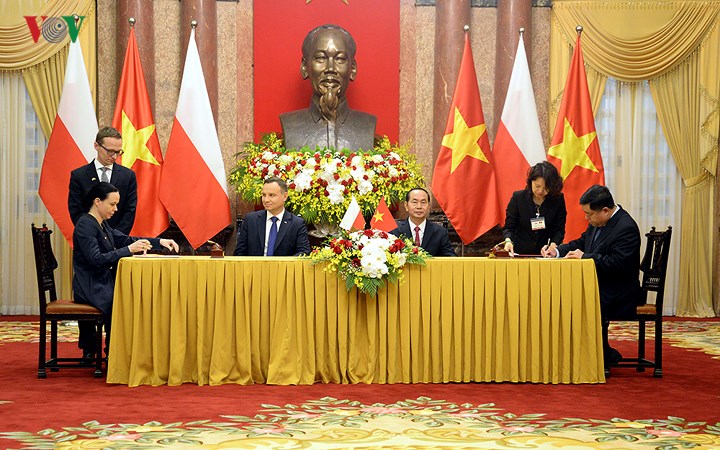 Sau hội đàm, Chủ tịch nước Trần Đại Quang và Tổng thống Duda đã chứng kiến lễ ký kết các văn kiện hợp tác giữa hai nước.