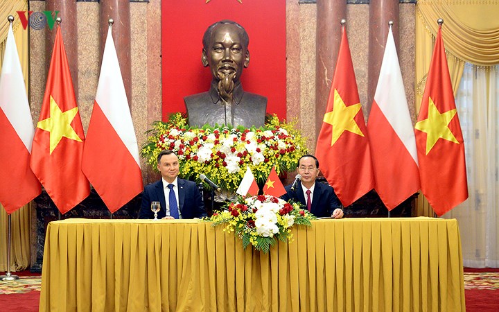  Chủ tịch nước Trần Đại Quang và Tổng thống Duda đồng chủ trì cuộc họp báo, thông báo kết quả hội đàm giữa hai bên.