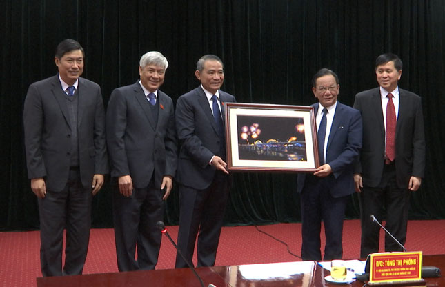 Bí thư Thành ủy Đà Nẵng Trương Quang Nghĩa (thứ 3 từ trái sang) tặng quà lưu niệm cho tỉnh Sơn La.  			     Ảnh: P.V