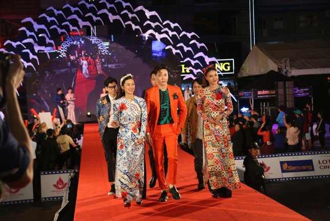 Các diễn viên rạng rỡ trên thảm đỏ Liên hoan phim Việt Nam lần thứ 20 tại Đà Nẵng.  		     Ảnh: NGỌC PHÚ