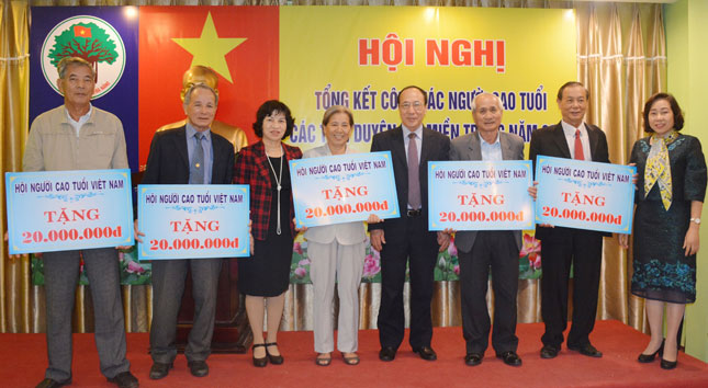 Phó Chủ tịch Trung ương Hội NCT Việt Nam Nguyễn Hòa Bình trao tiền ủng hộ nạn nhân thiên tai ở 5 tỉnh miền Trung.