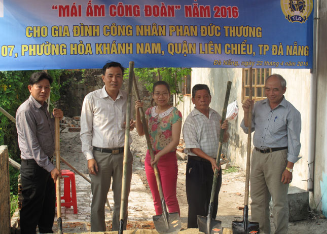 Lễ khởi công xây dựng nhà Mái ấm Công đoàn, một trong những nhà cho người lao động trong chương trình xây nhà “Mái ấm Công đoàn” của LĐLĐ thành phố Đà Nẵng.