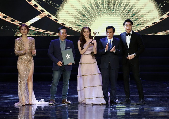 Actress Kathy Uyên(centre) and director Lê Thanh Sơn (second right) receive the Golden Lotus Prize for the best feature film in the 20th Vietnamese Film Festival in Đà Nẵng yesterday. — VNS Photo Lâm Trần Read more at http://vietnamnews.vn/life-style/418464/jailbait-wins-vietnamese-film-festival-a-yellow-bird-takes-asean-prize.html#tec1Wgejk6CWsAWv.99