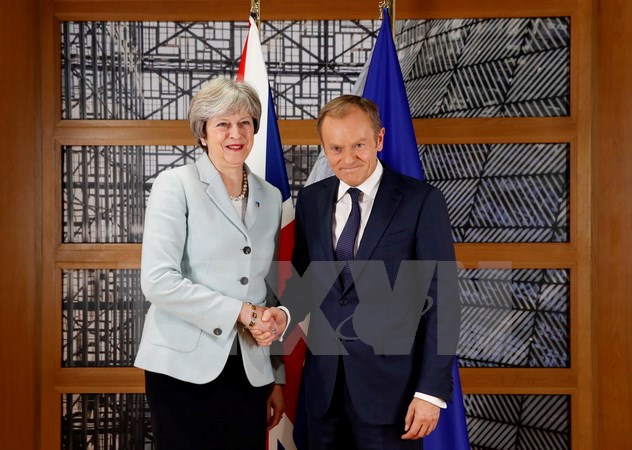 Chủ tịch Hội đồng châu Âu Donald Tusk và Thủ tướng Anh Theresa May bên lề một Hội nghị cấp cao tại Brussels. (Nguồn: AFP/TTXVN))