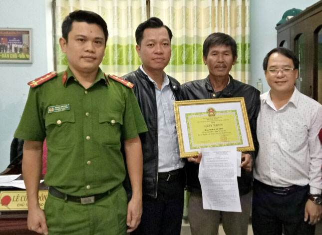 Anh Ngô Văn Léo nhận giấy khen của Chủ tịch UBND quận Cẩm Lệ.