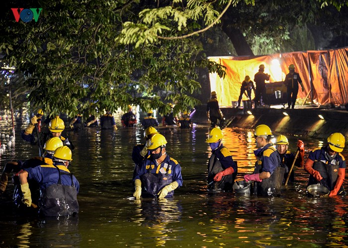 Công ty Thoát nước Hà Nội cho biết: mỗi đêm công ty sẽ huy động từ 150-200 công nhân phục vụ công tác nạo vét, vận chuyển. Các phương tiện gồm máy xúc, máy bơm và xe chuyên dụng đảm bảo vệ sinh môi trường.