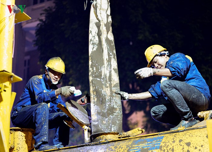   Sau đó, ống dẫn bùn nằm trên các phương tiện nổi để dẫn vào bờ. Các công nhân sẽ bơm bùn từ xe bơm lên xe téc và vận chuyển đi đổ.