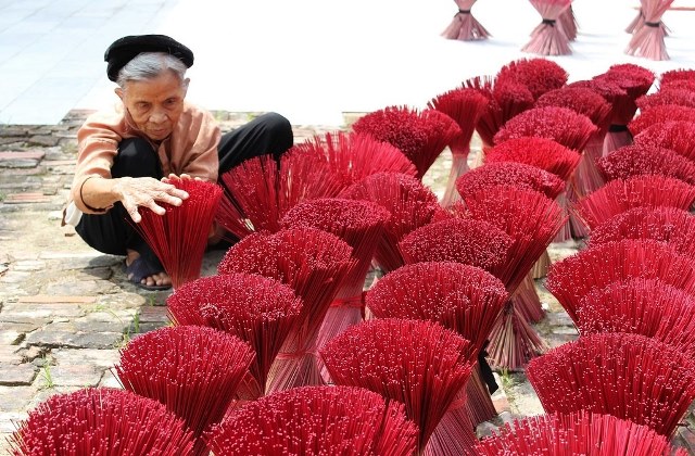 Drying incense sticks (Photo: Nguyen Thac Dien from Hanoi)