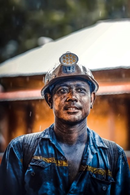 Coal in his eyes (Photo: Pham Thuy Duong from Hanoi)