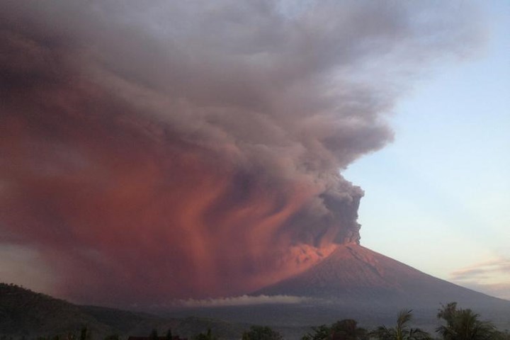 Nhà nghiên cứu núi lửa, Tiến sỹ Janine Krippner mô tả hoạt động phun trào của núi lửa Agung “giống như lắc một chai Coke sau đó bật nắp ra”.