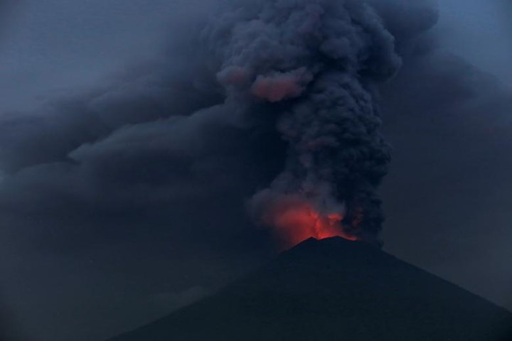 Tiến sỹ Krippner khẳng định trên trang News.com.au rằng đây “chắc chắn là một vụ phun trào” bởi “nham thạch đang chảy ra khỏi núi lửa với số lượng đủ nhiều để gây rắc rối”.