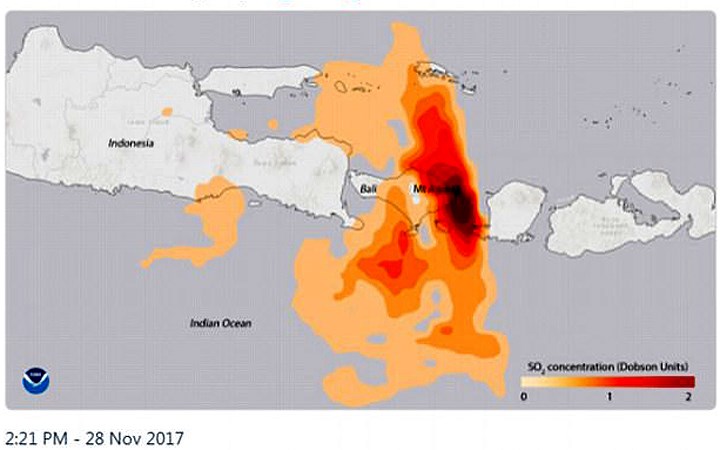 Độ tập trung của SO2 (màu cam từ nhạt tới đậm theo nồng độ tăng dần) quanh miệng núi lửa Agung do NASA đo ngày 28/11.