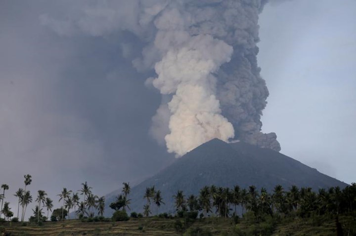 Núi lửa Agung liên tục phun tro bụi, tạo thành một đám mây xám cao tới 10km.