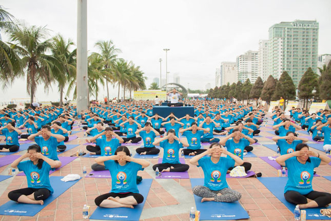 Ngày nay, nhiều người tìm đến yoga như một liệu pháp bổ ích trong việc giải tỏa căng thẳng.  TRONG ẢNH:  Đồng diễn Ngày Quốc tế Yoga lần thứ 3 do Hội Hữu nghị Việt - Ấn thành phố Đà Nẵng tổ chức. Ảnh: Đ.L