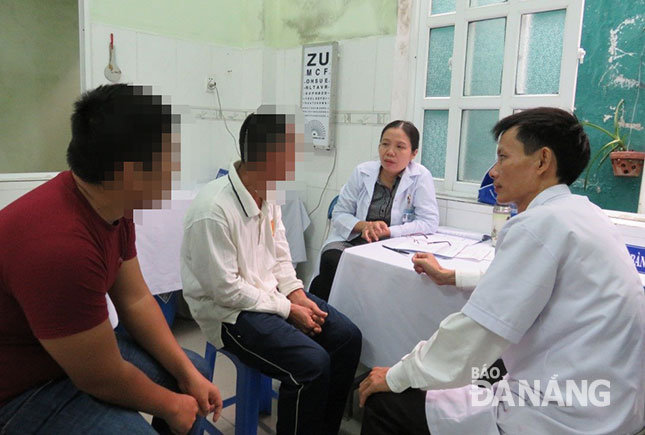 Một buổi khám bệnh tại địa phương do Bệnh viện Tâm thần Đà Nẵng và Bệnh viện Đa khoa Sơn Trà thực hiện. Ảnh: Q..T
