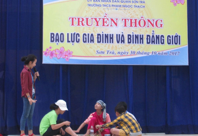 Những vấn đề trong gia đình mà có nhiều em học sinh đang gặp phải được học sinh trường THCS Phạm Ngọc Thạch đưa lên sân khấu hóa trong chương trình học “Hành trình yêu thương”.