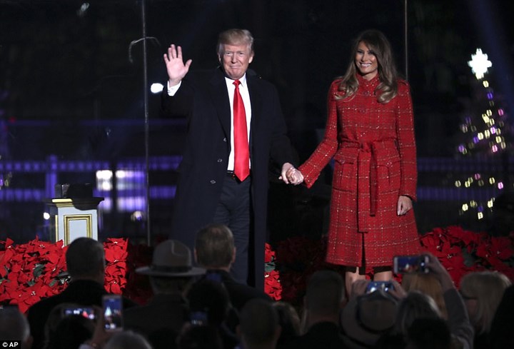 Đây là lần đầu tiên Tổng thống Mỹ và Phu nhân làm lễ thắp sáng cây Giáng sinh quốc gia ở thủ đô Washington DC. Ảnh: AP.