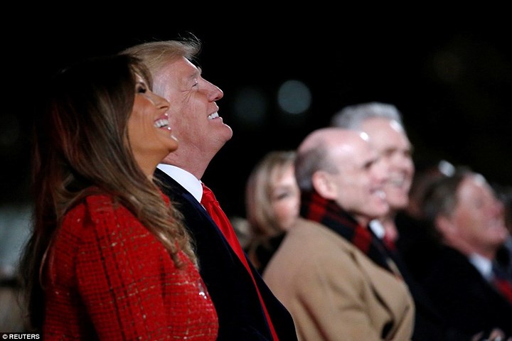 Tổng thống Mỹ và Phu nhân đã có những giây phút rất vui vẻ trong buổi lễ thắp sáng cây Giáng sinh quốc gia. Ảnh: Reuters.