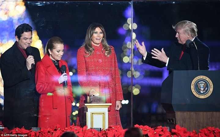   Bà Melania Trump là người trực tiếp ấn nút thắp sáng cây Giáng sinh Quốc gia. Ảnh: AFP/Getty.
