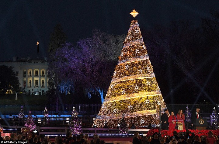 Cây Giáng sinh quốc gia ở Mỹ được thắp sáng, chính thức báo hiệu mùa Giáng sinh đã bắt đầu. Ảnh: AFP/Getty.