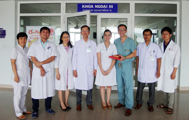 Nhiều chương trình đào tạo, hỗ trợ chuyển giao kỹ thuật y tế tại Đà Nẵng đã được thực hiện bởi Project TVD. Trong ảnh: Bác sĩ Đinh Anh Trí (thứ 3 từ phải qua) đào tạo, chuyển giao kỹ thuật tại Bệnh viện Ung bướu Đà Nẵng.