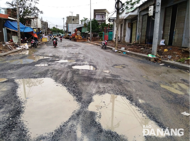 Chưa hoàn thành thi công vỉa hè, cây xanh toàn tuyến đường và đoạn giáp quốc lộ 1A. Ảnh: MINH SƠN