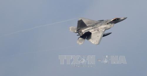 Máy bay tiêm kích tàng hình F-22 Raptor bay trên bầu trời thành phố Gwangju ngày 2/12. Ảnh: YONHAP/TTXVN