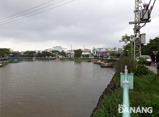 Ô nhiễm môi trường là một trong những nội dung chất vấn tại kỳ họp lần này. TRong ảnh: Tình trạng ô nhiễm môi trường ở sông Phú Lộc, quận Thanh Khê vẫn chưa được xử lý triệt để.Ảnh: Sơn Trung