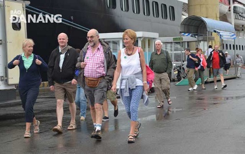 Passengers arriving at Tien Sa Port