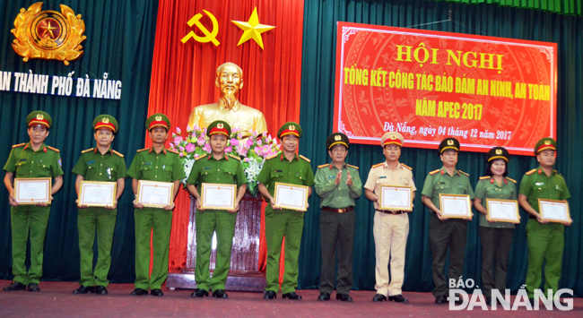 Đại tá Lê Văn Tam, Giám đốc Công an thành phố trao giấy khen cho các tập thể, cá nhân.  				       Ảnh: NGỌC PHÚ