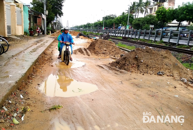 Dự án mở rộng đường gom dân sinh dọc đường ray xe lửa từ ngã ba Huế đến cầu vượt Hòa Cầm (quận Cẩm Lệ) sẽ hoàn thành dứt điểm trước Tết Nguyên đán.  