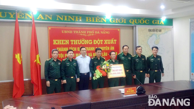 Bộ đội Biên phòng thành phố Đà Nẵng được UBND thành phố thưởng “nóng” vào chiều 1-12 vì đã triệt phá 2 chuyên án ma túy và buôn lậu.