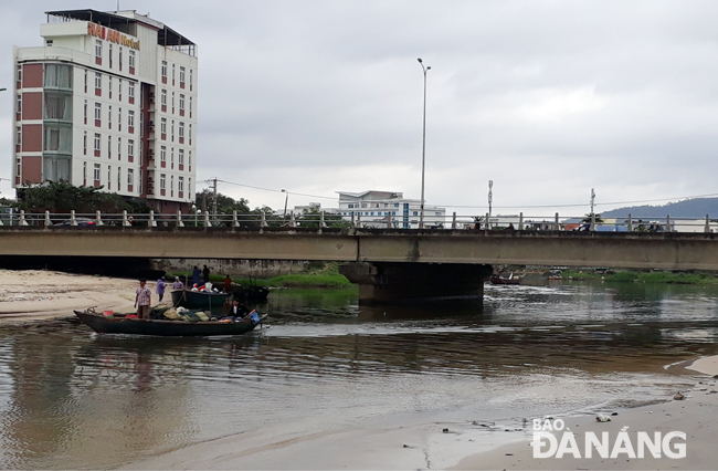 Dù đã thực hiện nhiều giải pháp để cải thiện môi trường sông Phú Lộc, nhưng tình trạng ô nhiễm môi trường, bốc mùi hôi vẫn chưa được xử lý triệt để.