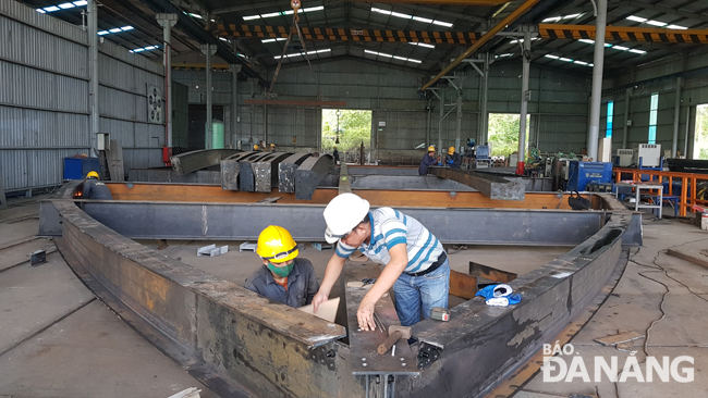Workers at the Ha Giang-Phuoc Tuong Mechanical Engineering Company