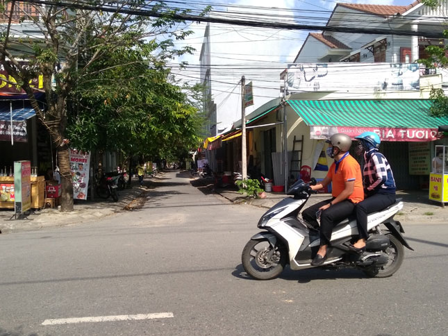 Đường Tôn Thất Thiệp đoạn giao với đường Phan Tứ không có bảng chỉ tên đường, lòng đường bị sụt lún do cống bị sụp. 		               Ảnh: MINH SƠN