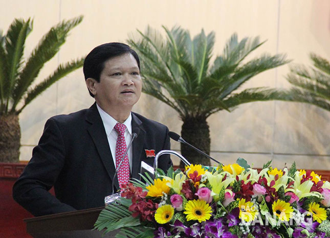 Phó Chủ tịch HĐND thành phố Nguyễn Nho Trung phát biểu bế mạc kỳ họp.  Ảnh: QUỐC KHẢI