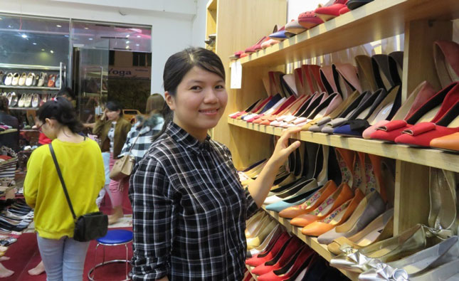Sau hai năm mở tiệm, cửa hàng của Ngô Phạm Kim Uyển đã có lượng khách ổn định. Cô chủ trẻ đang dự định mở rộng thương hiệu kinh doanh. Ảnh: Q.T